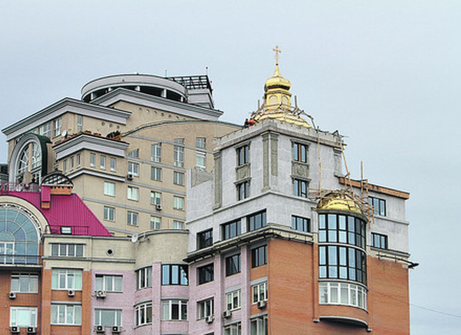 В Киеве на крыше элитного жилого комплекса построили церковь.