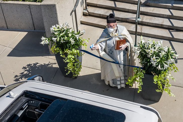Католический священник в США кропит прихожан из водяного пистолета, соблюдая «социальную дистанцию»