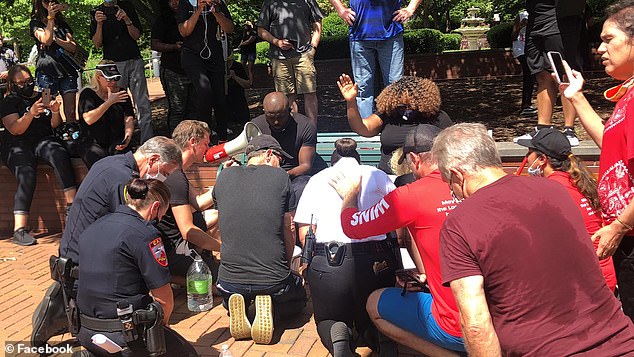 В США  группа христиан совершила омовение ног темнокожим протестующим.