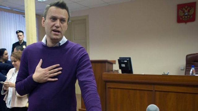 Бывший атеист Алексей Навальный говорит, что новая вера помогает ему преодолевать трудности.