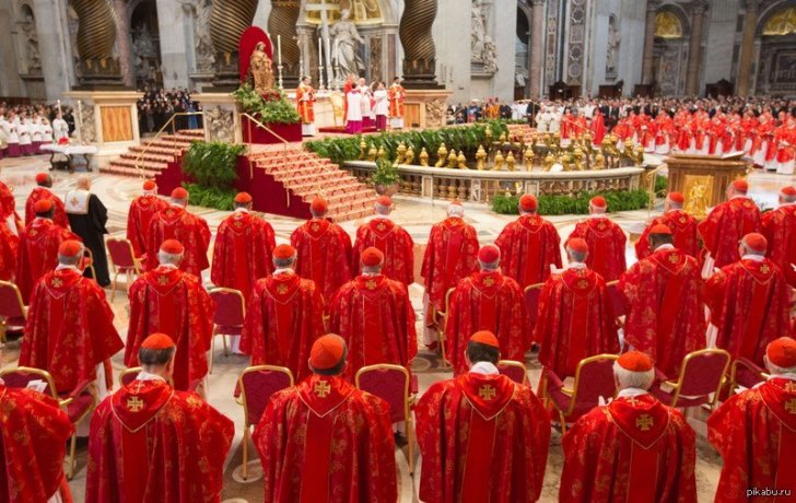 В Ватикане из за экономических трудностей урезали зарплаты кардиналам.