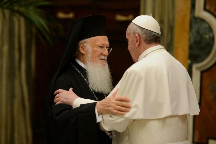 Папа Римский Франциск во время визита в Венгрию встретился в Будапеште со Вселенским Патриархом Варфоломеем.